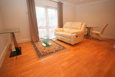 Beautiful 1 Bed Apartment next to Crossharbour DLR, £300pw